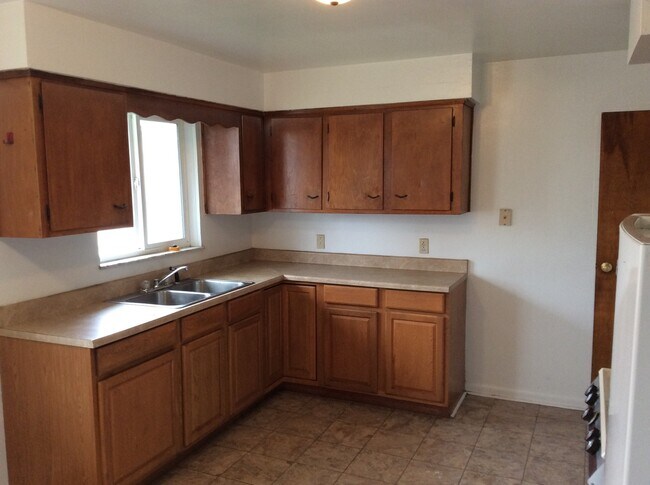 Foto del edificio - Spacious 3 bedroom ranch on a full dry bas...