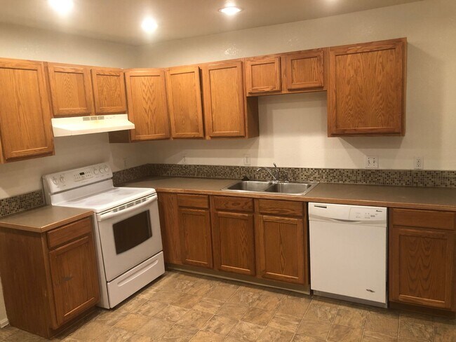 Building Photo - 3 Bedroom 2 Bath 1 Car Garage Townome