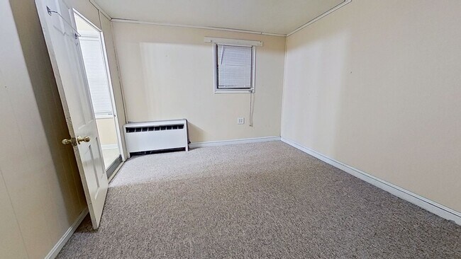 Building Photo - 2nd floor Apartment