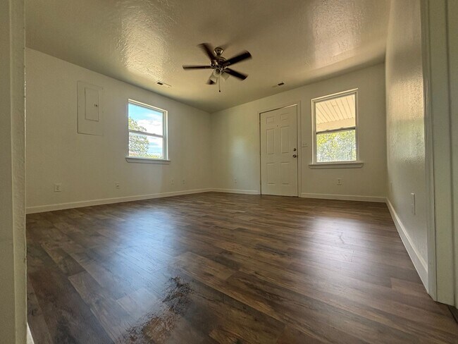 Building Photo - Great Home 3 Bedroom 1 bathroom