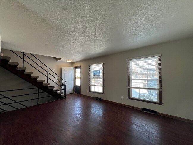 Foto del edificio - 6650 Holcomb Cir