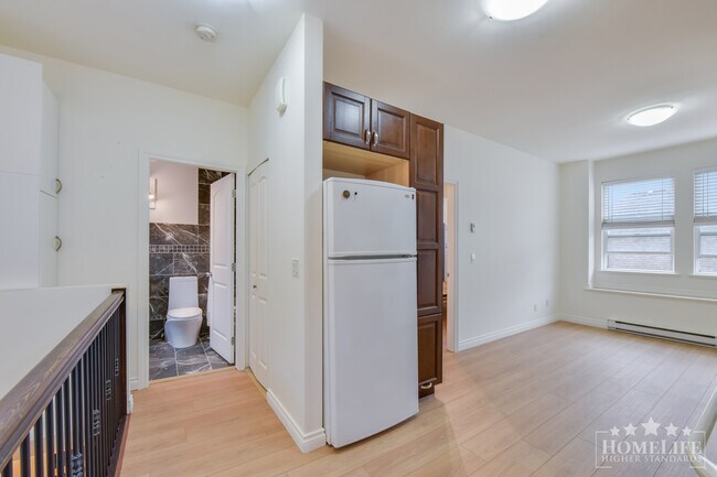 Photo du bâtiment - Bright 2 Bedroom Basement Suite in Quiet Cloverdale Location All Utilities Included