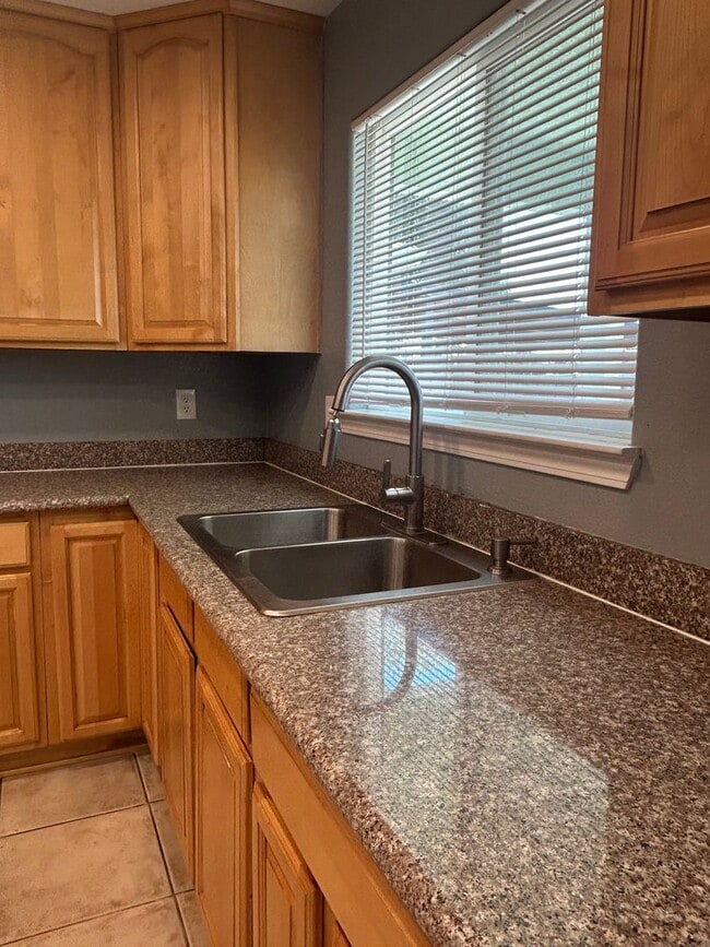 Building Photo - 3 Bedroom 2 bath home available