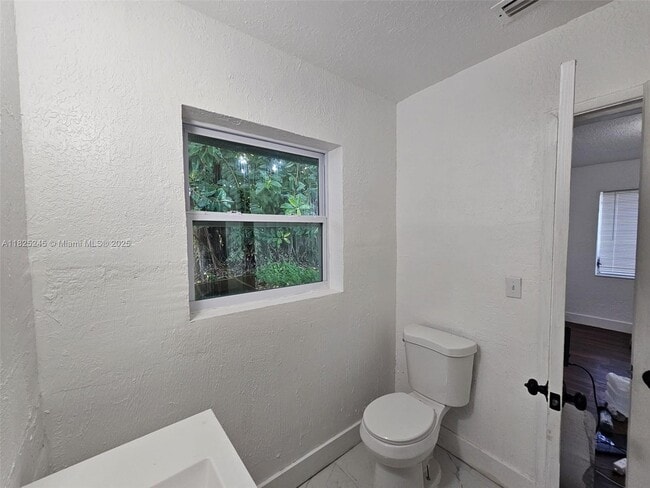 Building Photo - 1408 NW 9th Ave