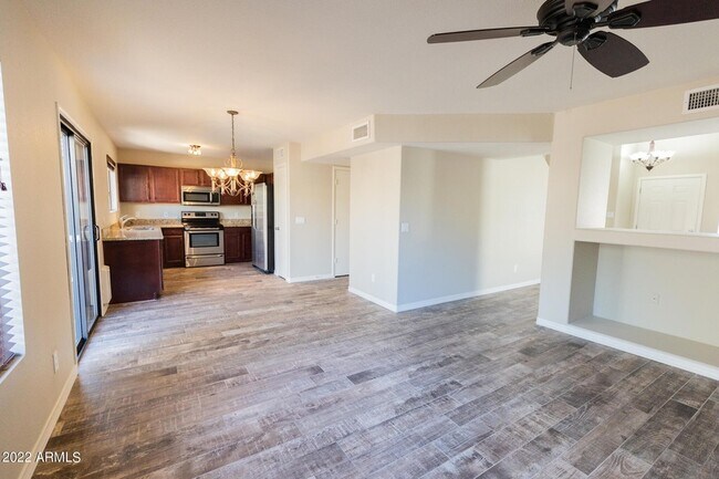 Foto del edificio - 22431 N 20th Place Unit 1