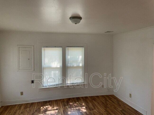 Foto del edificio - 619 Christie St