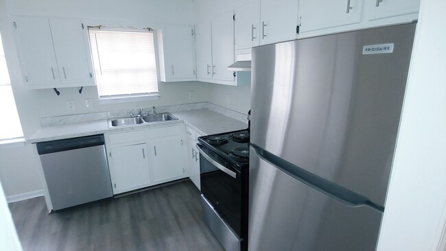 Building Photo - 404 8th Ave NE