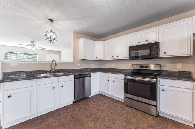 Photo - Move-In Ready 3 Bed / 2 Bath Home with Fen...
