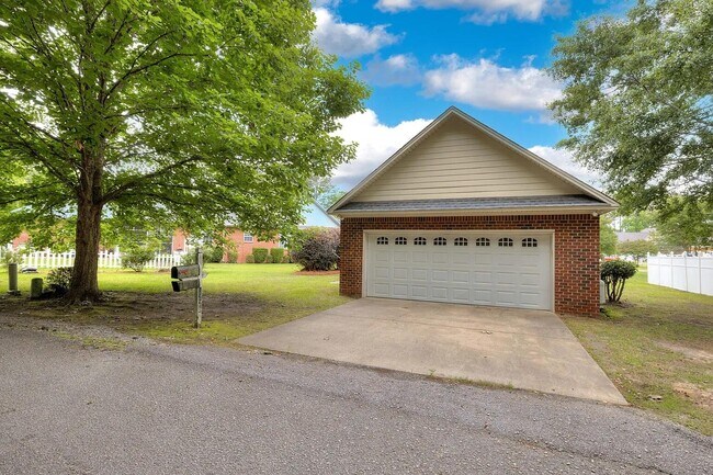 Foto del edificio - 3225 Mayflower Ln