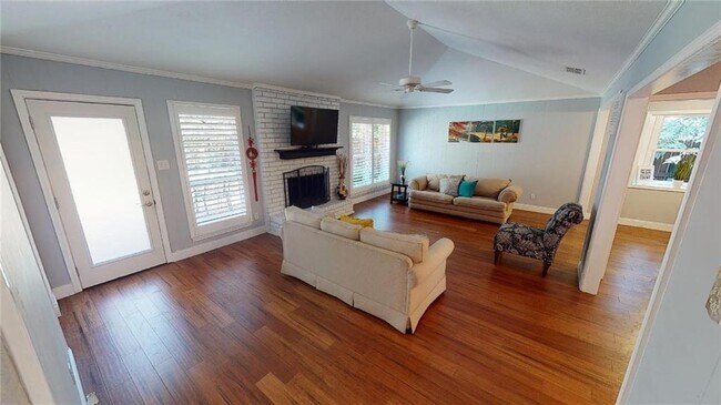 Foto del edificio - 4900 Woodcreek Rd