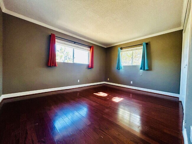 Foto del edificio - Spacious 2 bd, 2 ba with attached finished garage