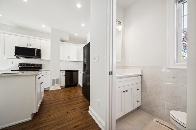 Building Photo - 2 Beacon Square