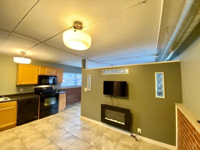 Building Photo - 1808 3rd Ave