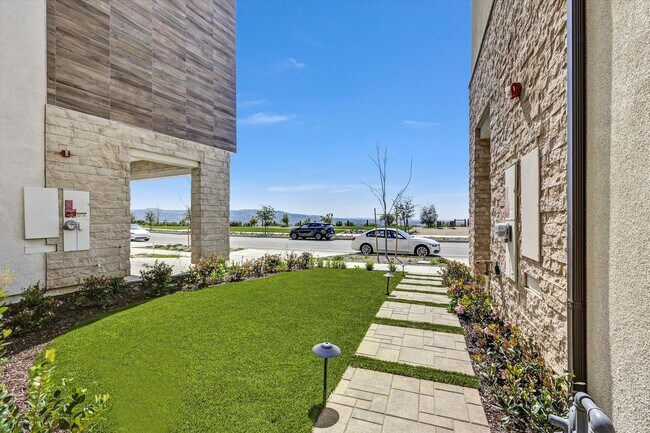 Foto del edificio - The Crown Jewel of Metro Heights: Toll Brothers Luxury Estate