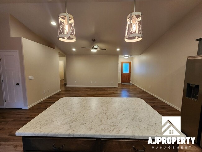 Building Photo - 3-bedroom 2-bathroom townhome