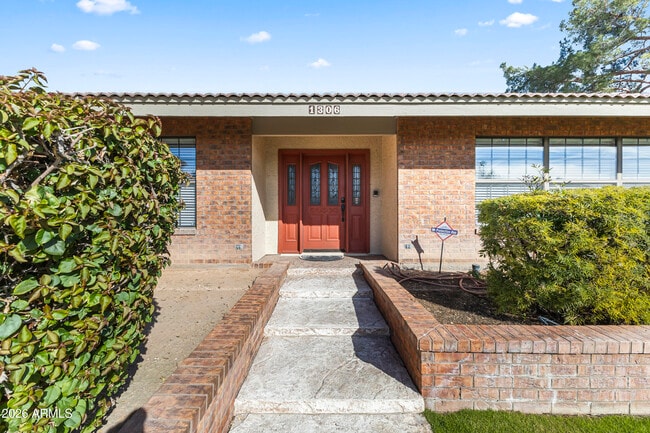 Building Photo - 1306 E La Vieve Ln