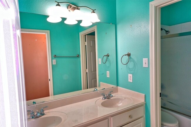 Building Photo - 15230 Chimney Hill Cir