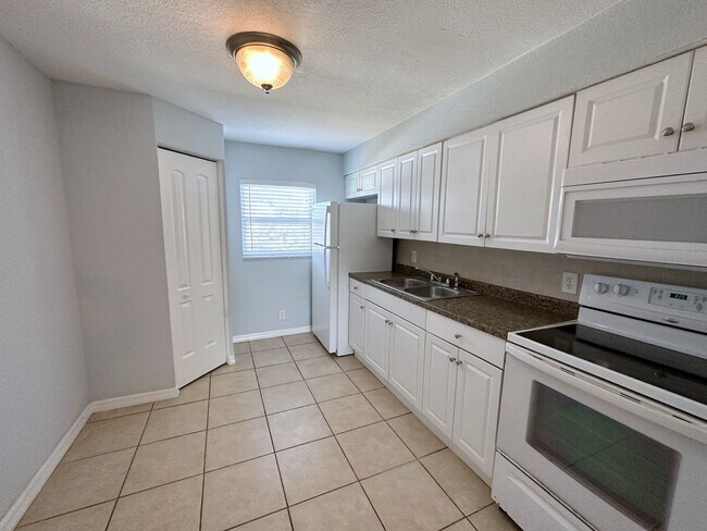 Building Photo - Great 2BR/1BA renovated 2nd floor South Ta...