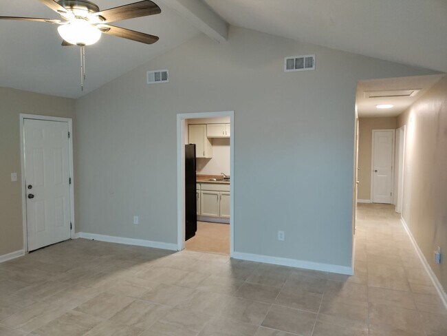 Foto del edificio - Single Family Home 5 BR / 2 Bath