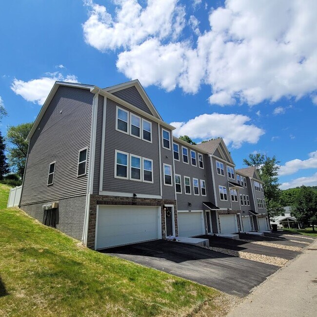 Building Photo - Beautiful 3 Bedroom Townhome in Delmont, P...