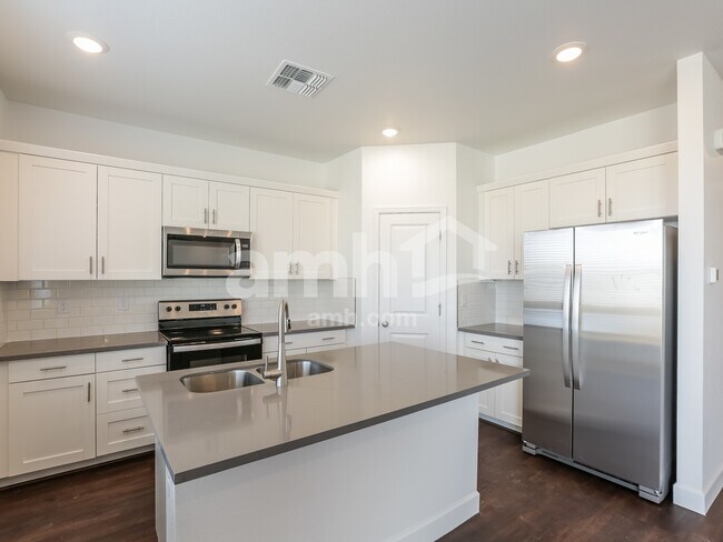 Building Photo - 8851 N 171st Dr