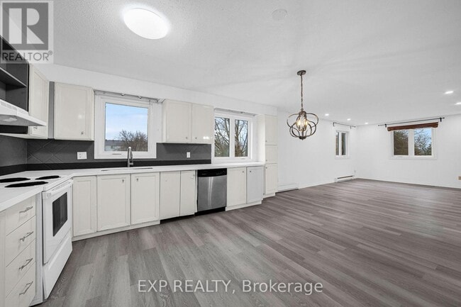 Building Photo - 98 Castlegreen Private