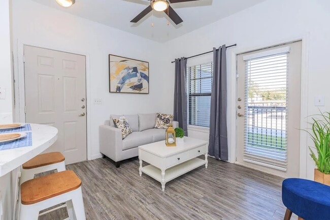 Interior Photo - 5 Oaks