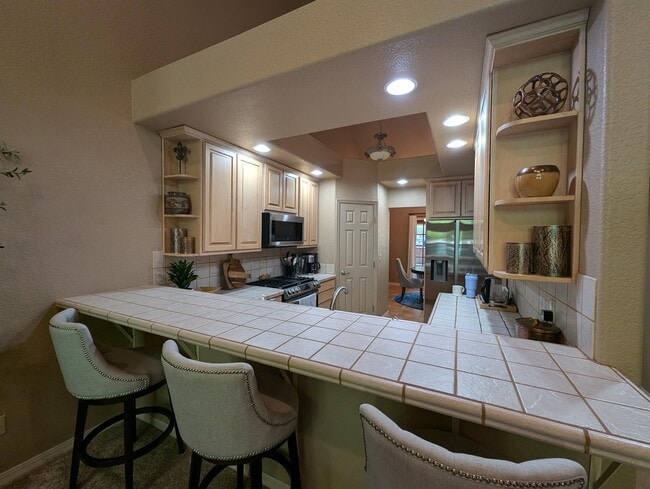 Building Photo - 102 C Racquet Dr