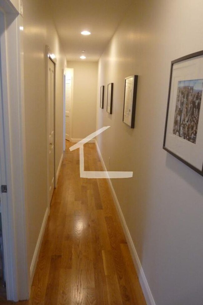 Building Photo - Condo quality 3 bed near Longwood Medical area!