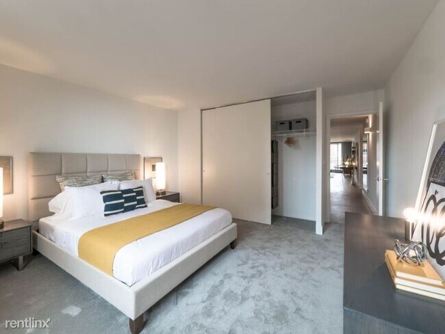 Foto del edificio - 1 br, 1 bath Apartment - 421 W Belmont Ave