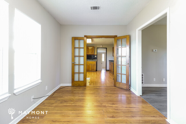 Building Photo - Lovely Three Bedroom