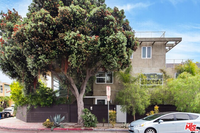 Foto del edificio - 1917 Alberta Ave