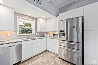 Building Photo - 530 S Manor Dr