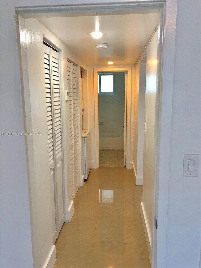 Foto del edificio - 8227 Crespi Blvd