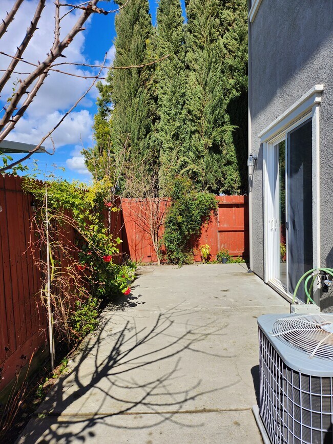 Foto del edificio - 2516 Huckleberry Cir