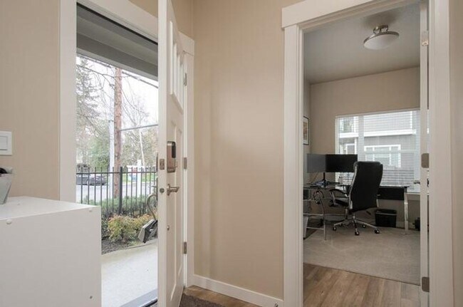 Foto del edificio - Bright & Modern 3-Bed + Office Condo in Ga...