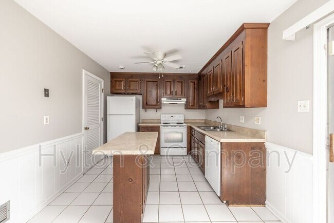 Building Photo - 218 Newstead Dr