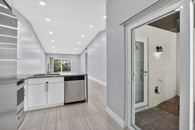 Building Photo - Corner Townehome 3Bed /2Bath