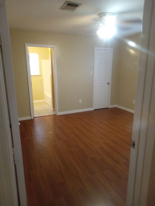 Building Photo - 3 Bedroom 2 bath house