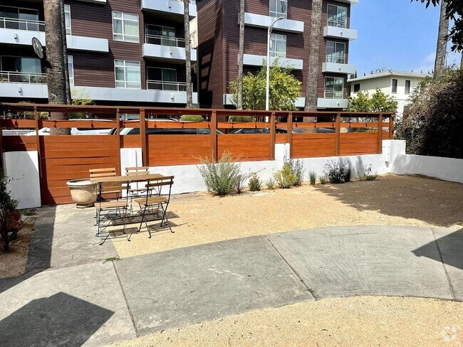 Building Photo - 6000 Carlton Way