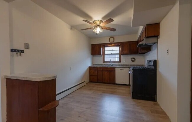 Cocina y suelo remodelados - 318 Kennedy Dr