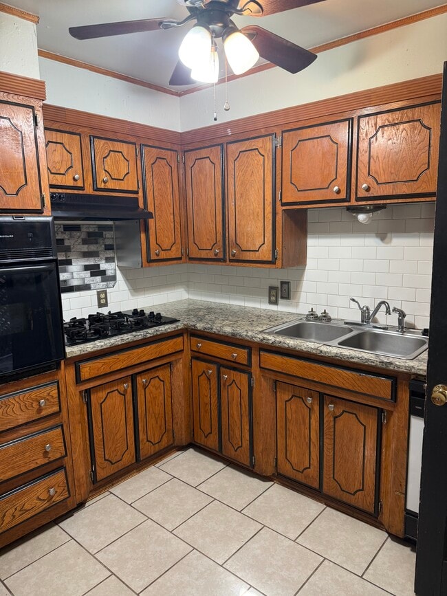 Foto del edificio - 1410 N Ash St
