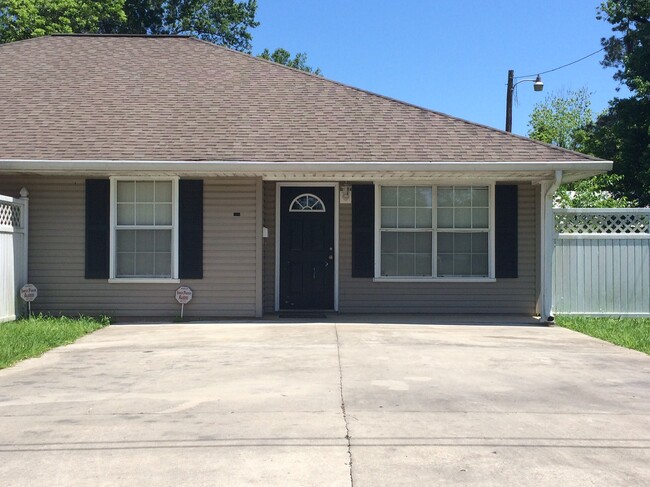Building Photo - 508 Cedar Ln