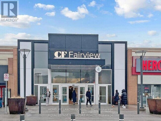 Photo du bâtiment - 32 Forest Manor Rd