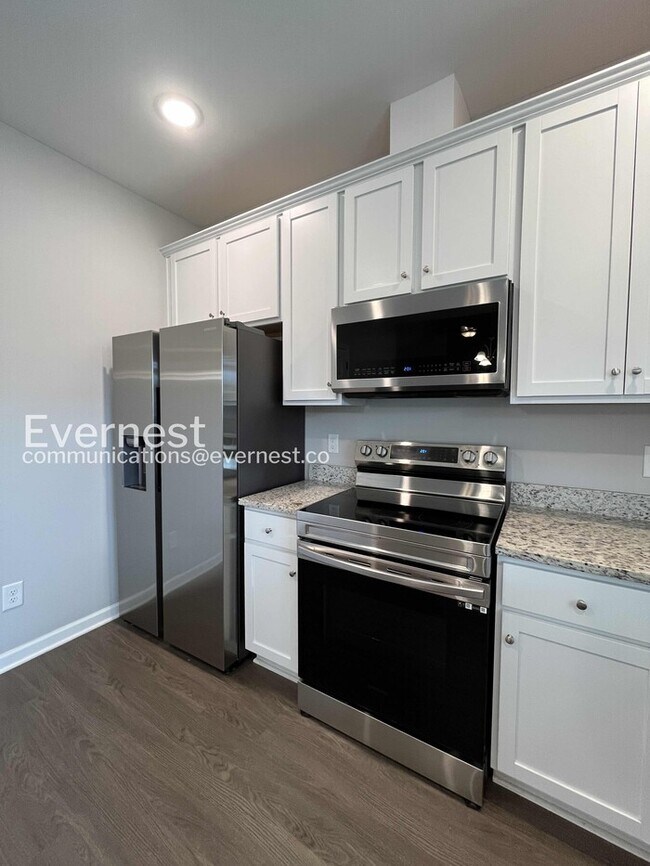 Foto del edificio - Home with Fenced Yard and Garage / 4 Bed, 2 Bath  / Voucher Accepted / Pet-friendly / Coming Soon!