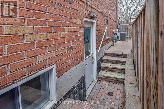 Building Photo - 168 Wainscot Ave