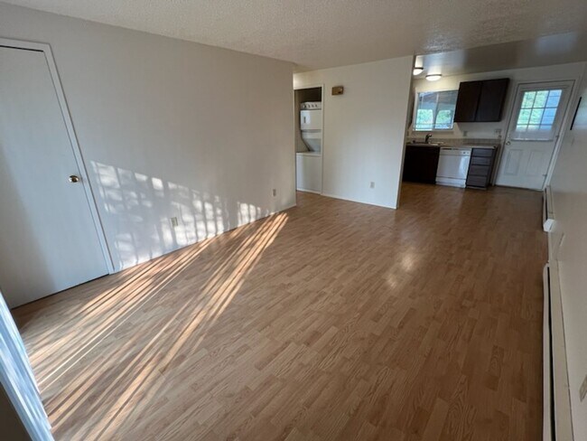 Foto del edificio - Spacious duplex! Carport, a/c, WASHER & DR...