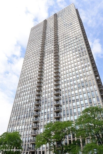 Primary Photo - 1660 N LaSalle Dr