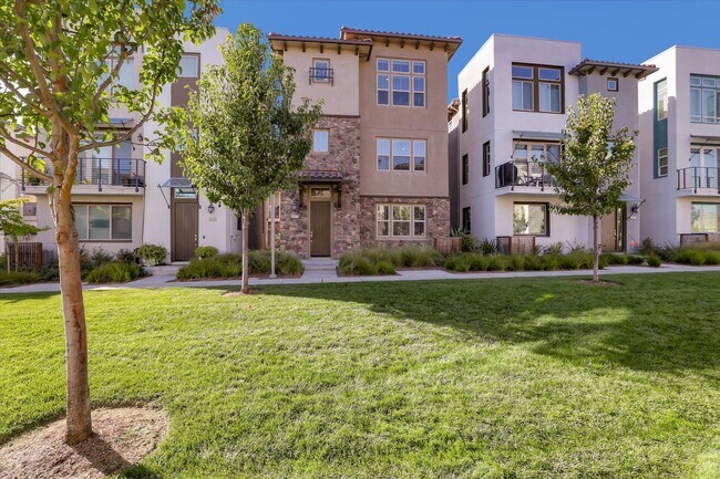 Foto del edificio - MODERN LUXURY IN SCENIC COMMUNICATIONS HILL LIGHT-FILLED INTERIORS WITH GREENBELT VIEWS