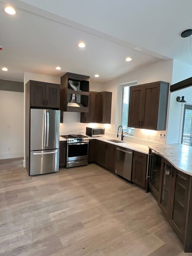 Building Photo - FULLY FURNISHED 2 BED, 1.5 BATH W/ GARAGE